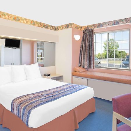 Microtel Inn & Suites By Wyndham Fond Du Lac Exterior photo