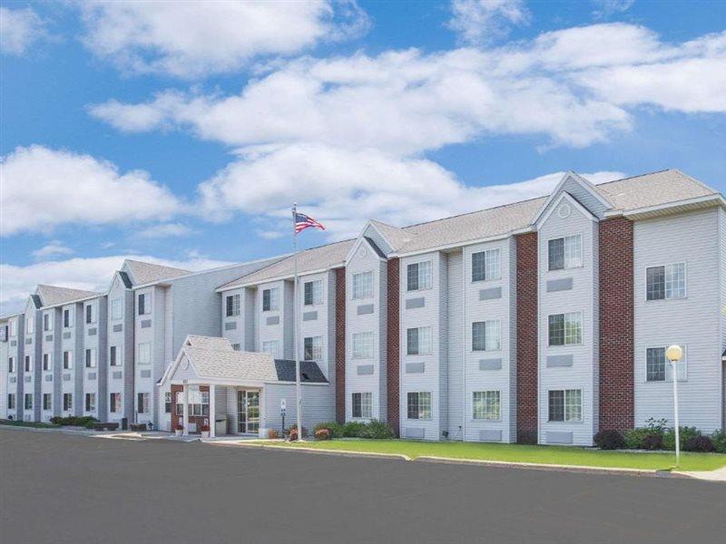 Microtel Inn & Suites By Wyndham Fond Du Lac Exterior photo