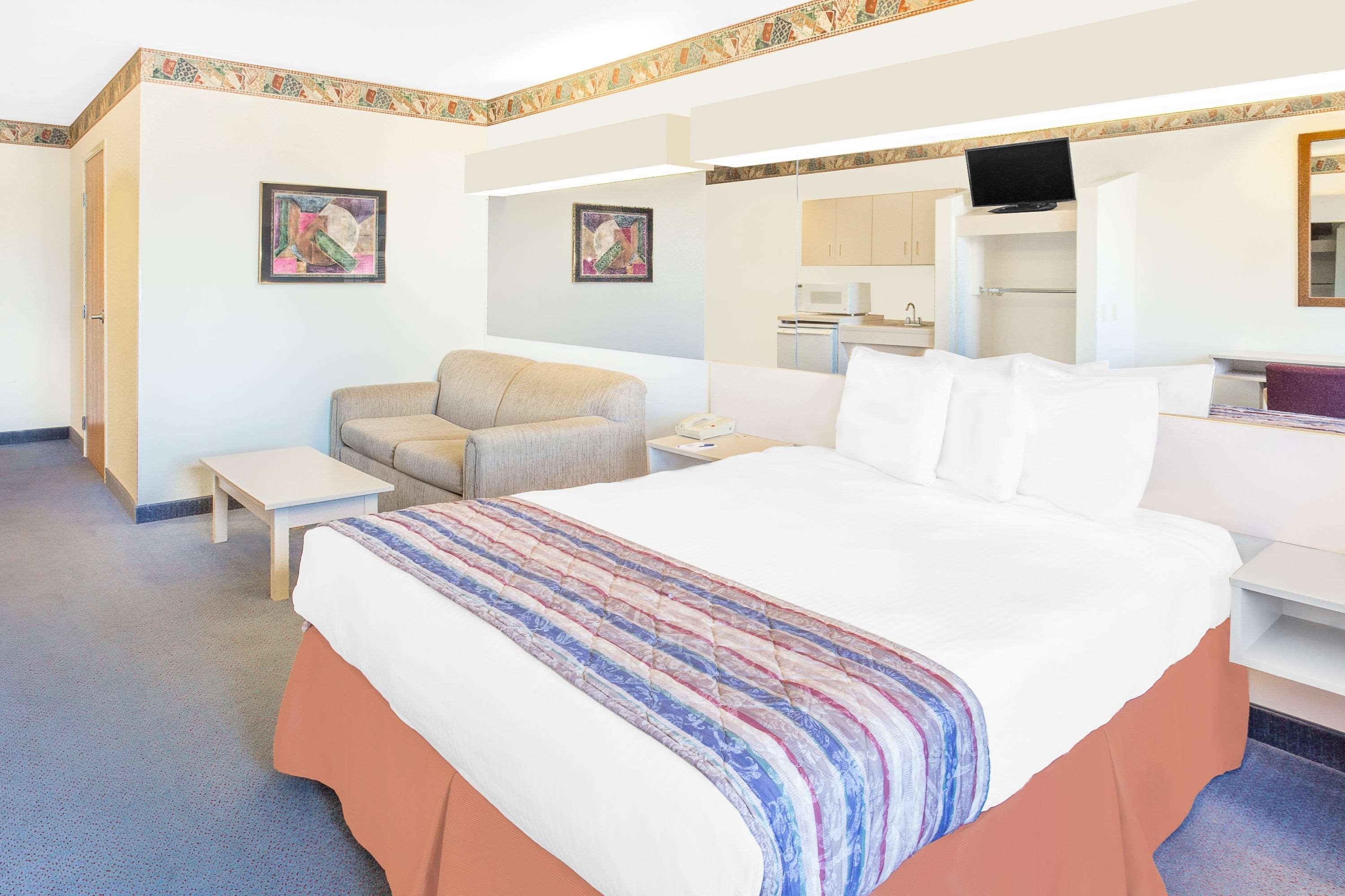 Microtel Inn & Suites By Wyndham Fond Du Lac Exterior photo