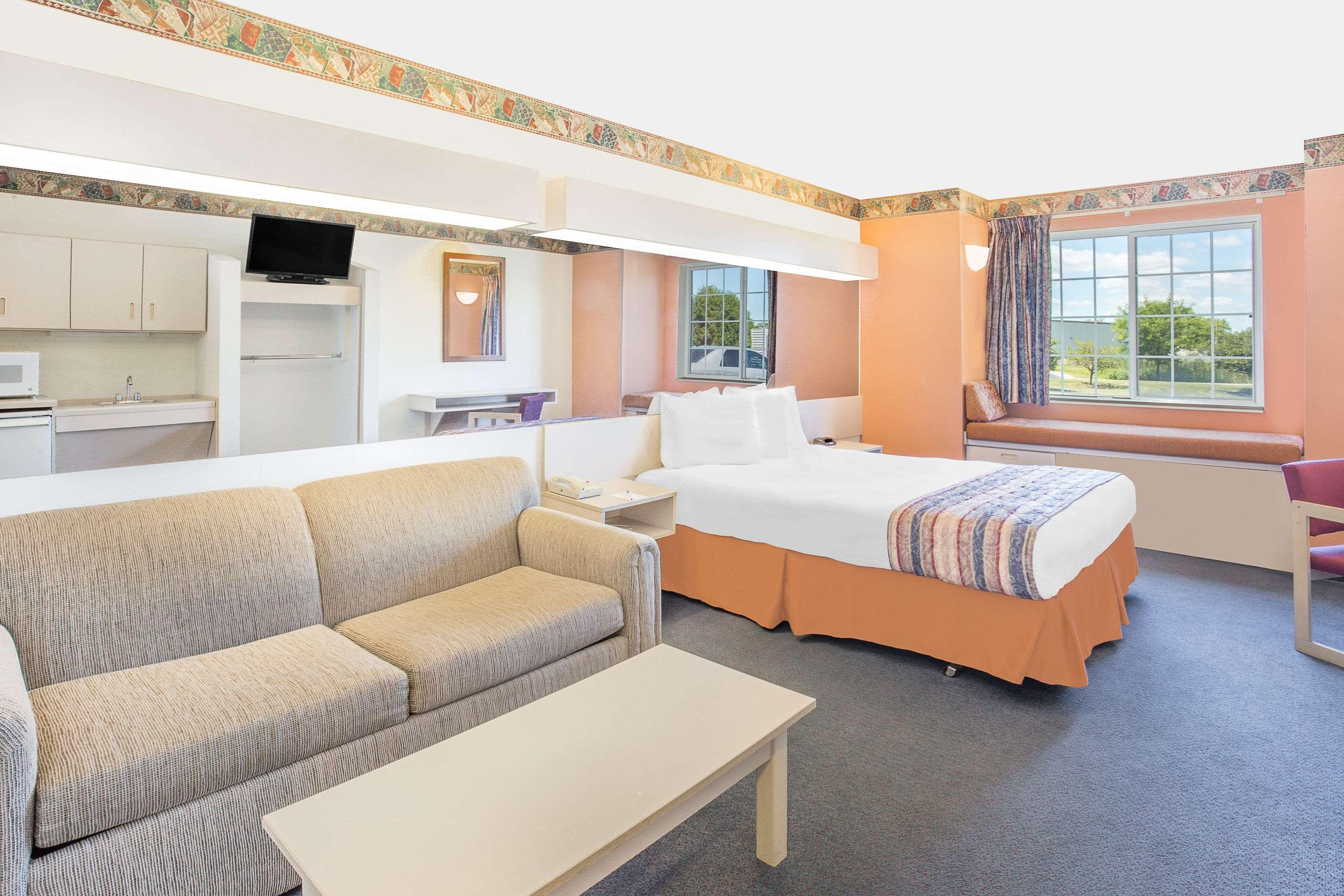Microtel Inn & Suites By Wyndham Fond Du Lac Exterior photo